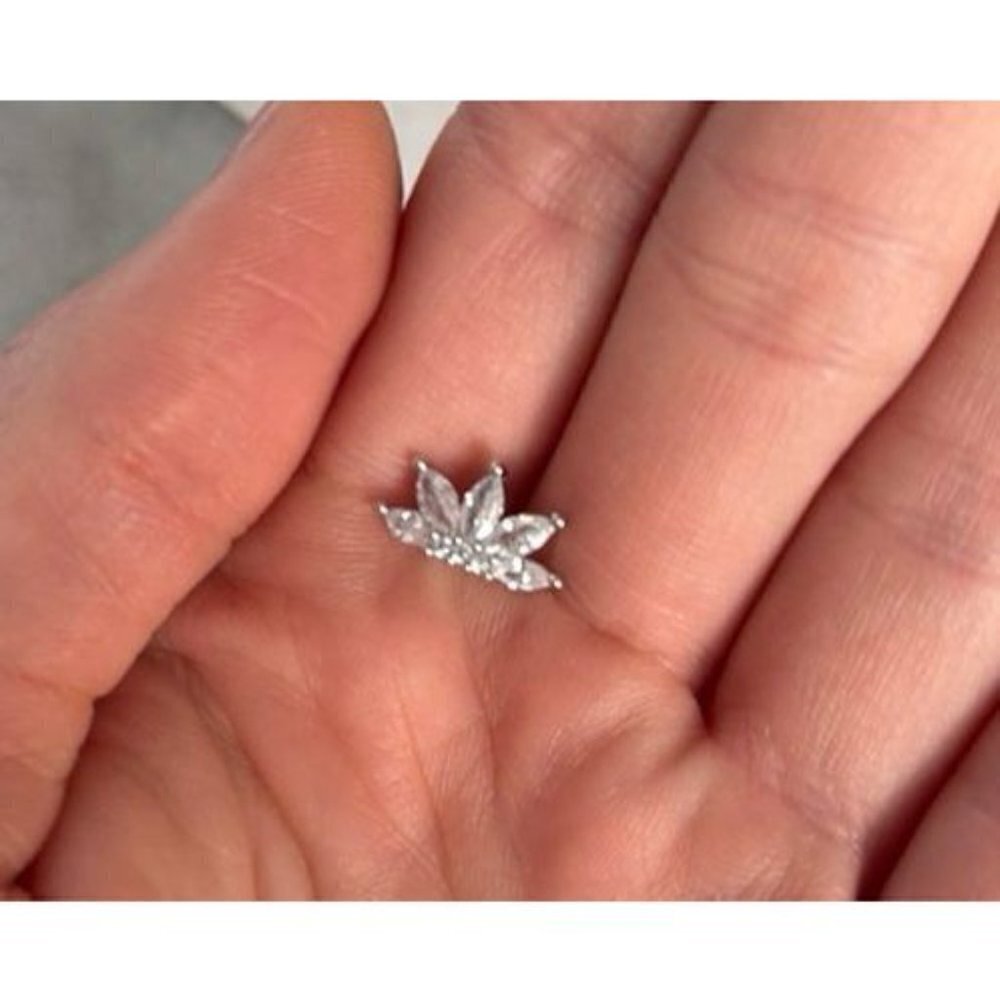 Sterling Silver Large Crystal Flower Cartilage Earring Brand New - Picture 2 of 4